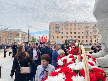 В Рязани 9 Мая возложили цветы к Вечному огню и развернули Георгиевскую ленту