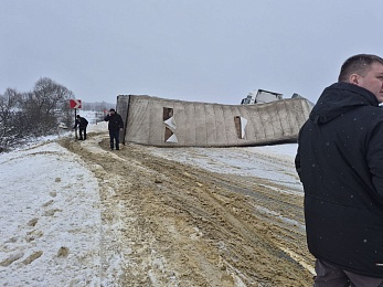 В Касимовском районе дорогу перекрыла перевернувшаяся фура