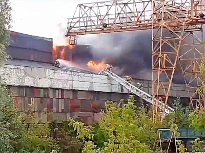 Видео: Площадь пожара на Комбайновом заводе достигла 500 квадратных метров
