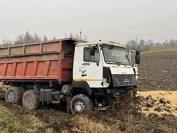 Грузовик и легковушка столкнулись по дороге в Константиново