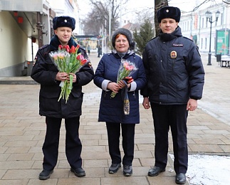 Рязанская полиция поздравила местных жительниц с 8 марта