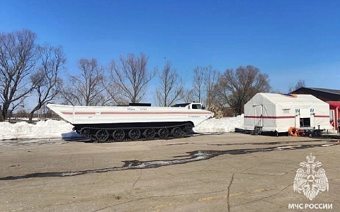 МЧС отправило в Шумашь гусеничный плавающий транспортер для перевозки людей