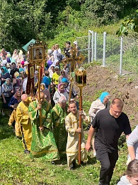 В Дашково-Песочне в Троицу прошел крестный ход к святому источнику