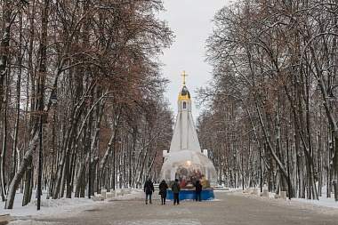 Митрополит Марк сделал атмосферные фото Новогодней столицы