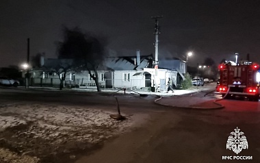 В Рязани пожарные вынесли женщину из горящего многоквартирного дома