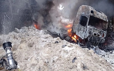 После ДТП в Путятинском районе загорелась фура с батарейками