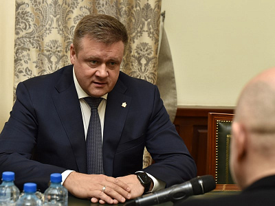 Любимов обсудил с Прилепиным поправки в Конституцию 