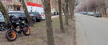 Рязанец на электровелосипеде влетел в препятствие и опрокинулся