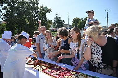 Рязанцы за 30 минут съели 100-метровый пирог на День города