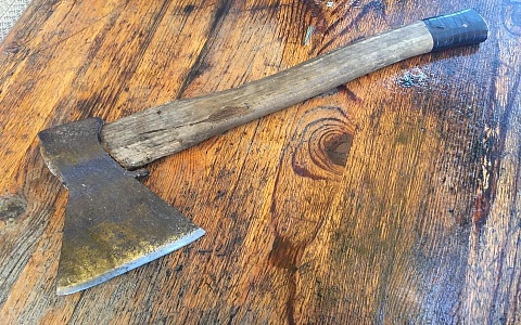 В Ряжске мужчина угрожал зарубить мать топором из-за квартиры