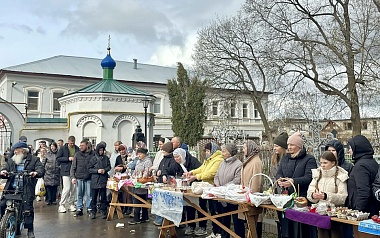 Фоторепортаж: рязанцы освятили куличи у Скорбященского храма