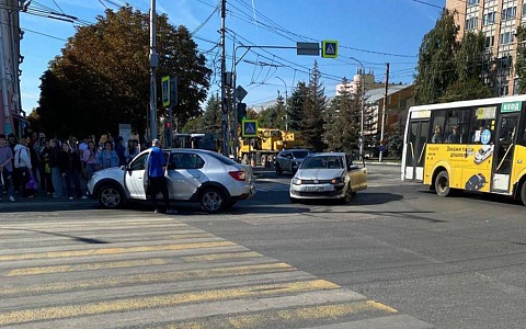 В центре Рязани столкнулись две легковушки В центре Рязани столкнулись две легковушки