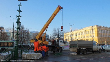 В Рязани на площади Театральной поставили 18-метровую ель