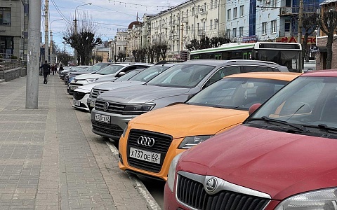 Таксистам предложили запретить парковаться во дворах жилых домов