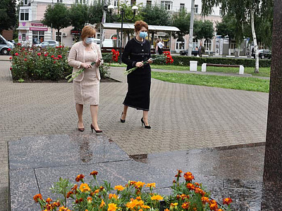 Сорокина возложила цветы к памятнику Чумаковой