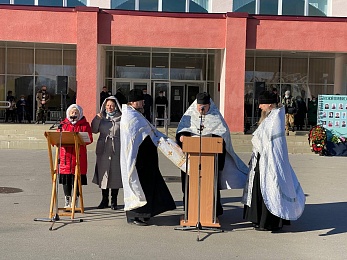 Проститься с погибшими при пожаре на рязанском заводе пришли более 2000 человек - 62ИНФО Проститься с погибшими при пожаре на рязанском заводе пришли более 2000 человек