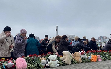 В Рязани прошел траурный митинг в память жертв теракта в "Крокусе" - 62ИНФО В Рязани прошел траурный митинг в память жертв теракта в "Крокусе"