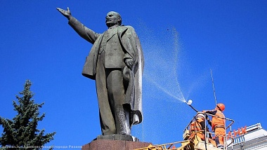 В Рязани начали мыть памятники, фонтаны и ограждения