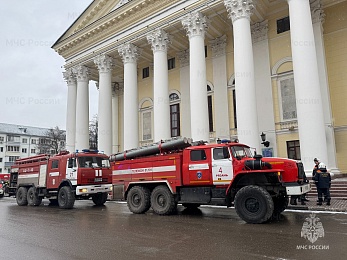 Вспыхнула сцена: в Рязани 56 человек тушили условный пожар в театре драмы