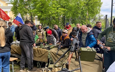 В Рязани у кремля 9 Мая открыли полевую кухню и показали трофейную технику