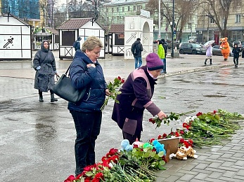 Студенты и преподаватели РГУ имени Есенина почтили память жертв трагедии в «Крокусе» 