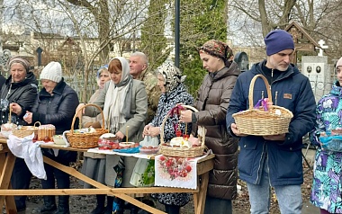 Фоторепортаж: рязанцы освятили куличи у Скорбященского храма
