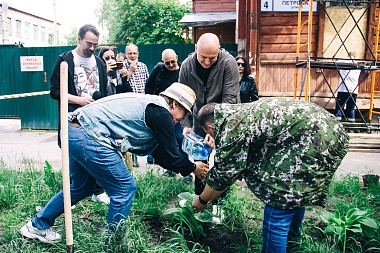 Охлобыстин и Прилепин украсили фасад будущего «Есенин-Центра» в Рязани