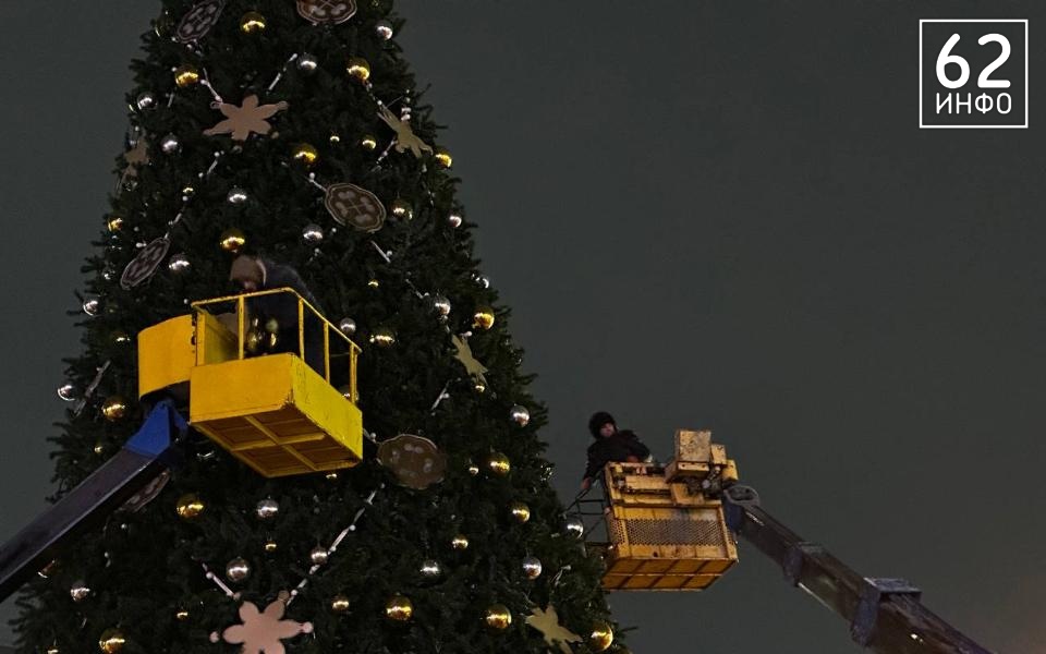 В Рязани на площади Победы завершают украшать ёлку - 62ИНФО