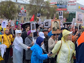 В Рязани более 20 тысяч горожан прошли в строю «Бессмертного полка» - 62ИНФО В Рязани более 20 тысяч горожан прошли в строю «Бессмертного полка»