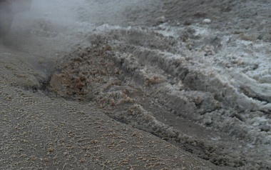 В Дядькове машину выбросило на встречную полосу из-за ямы