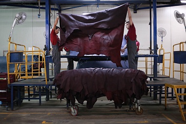 Американскому специалисту по бережливому производству показали работу кожзавода 