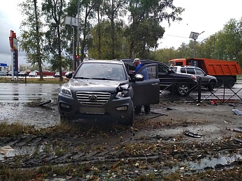 В Рязани фура врезалась в стоящий Lifan - 62ИНФО В Рязани фура врезалась в стоящий Lifan
