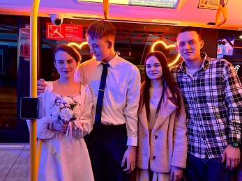 Свадьба в троллейбусе и по-русски: ЗАГС показал фото рязанских молодоженов марта 