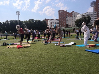 Рязанцы отметили Международный день йоги с доктором Савитой Хариш из Индии - 62ИНФО Рязанцы отметили Международный день йоги с доктором Савитой Хариш из Индии