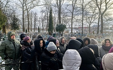 Десятки рязанцев пришли в мороз на Скорбященское кладбище