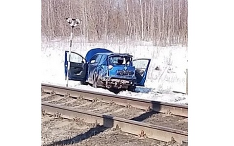 В Рязанской области тепловоз врезался в автомобиль