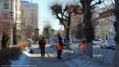 В Рязани спецтехника продолжает убирать пыль и мусор