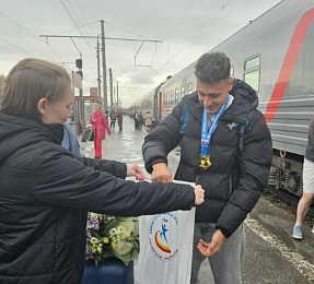 Захара Петрова в Рязани встретили с цветами