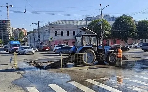 В центре Рязани устраняют крупную коммунальную аварию