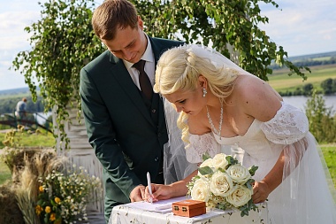 Лето любви: Рязанский ЗАГС показал фотосессии свадеб с июня по август