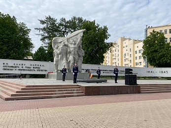 В Рязани 9 Мая возложили цветы к Вечному огню и развернули Георгиевскую ленту