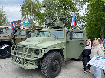 В Рязани у кремля 9 Мая открыли полевую кухню и показали трофейную технику