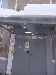 В Рязани сосулька пробила козырёк подъезда