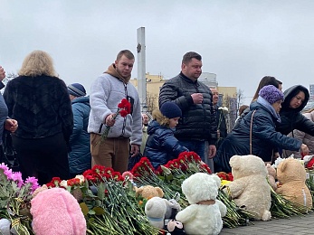 В Рязани прошел траурный митинг в память жертв теракта в "Крокусе" - 62ИНФО В Рязани прошел траурный митинг в память жертв теракта в "Крокусе"