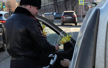 Рязанские инспекторы ДПС поздравляют женщин с 8 марта
