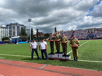 В Рязани День ВДВ отметили показательными выступлениями десантников и прыжками с парашютом
