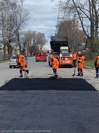 В Рязани за неделю горячим асфальтом отремонтировали 350 квадратных метров дорог 