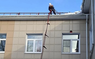 Рязанские спасатели помогли детскому саду, где рухнули снегозадержатели