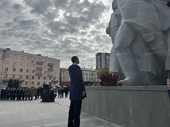 В Рязани в 9 Мая на площади Победы возложили цветы к Вечному огню