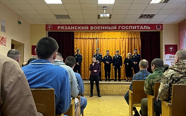 Волонтёры поздравили пациентов Рязанского военного госпиталя
